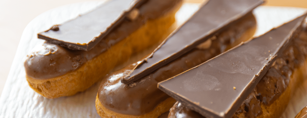 Éclair (Matcha / Chocolate)
